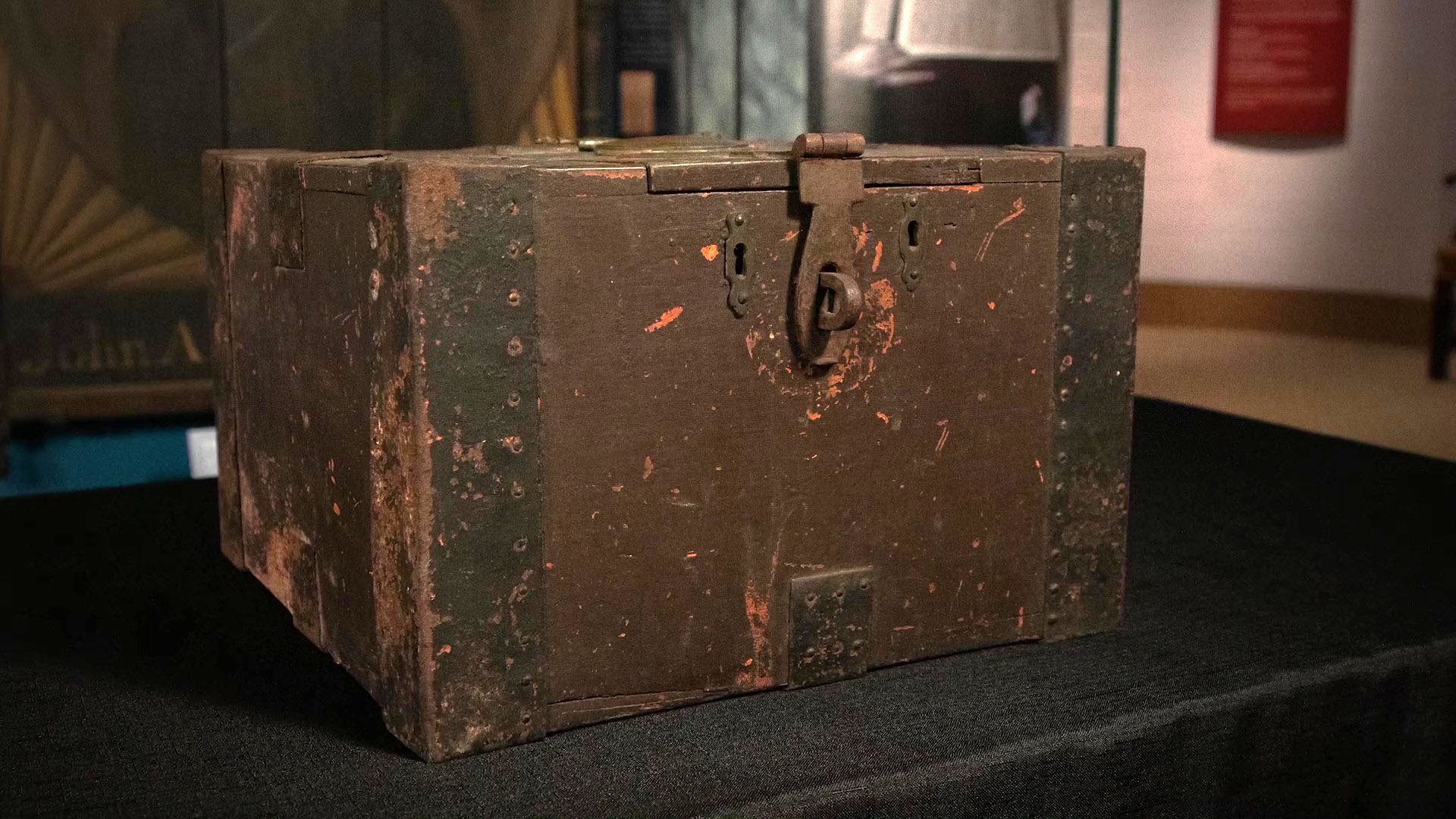 Wwltvexhibit Box And Sign V2 Moment